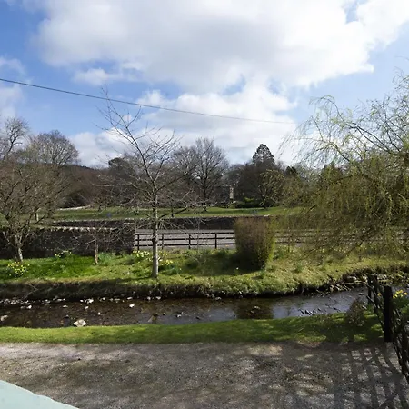Riverside - Quaint County Overlooking The Beck 펜션 *
