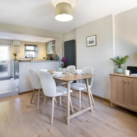 Riverside - Quaint County Overlooking The Beck *